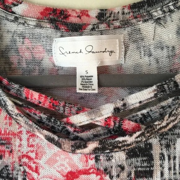 French Laundry Top Floral Size Small 3/4 sleeves V shaped hem - Picture 5 of 10